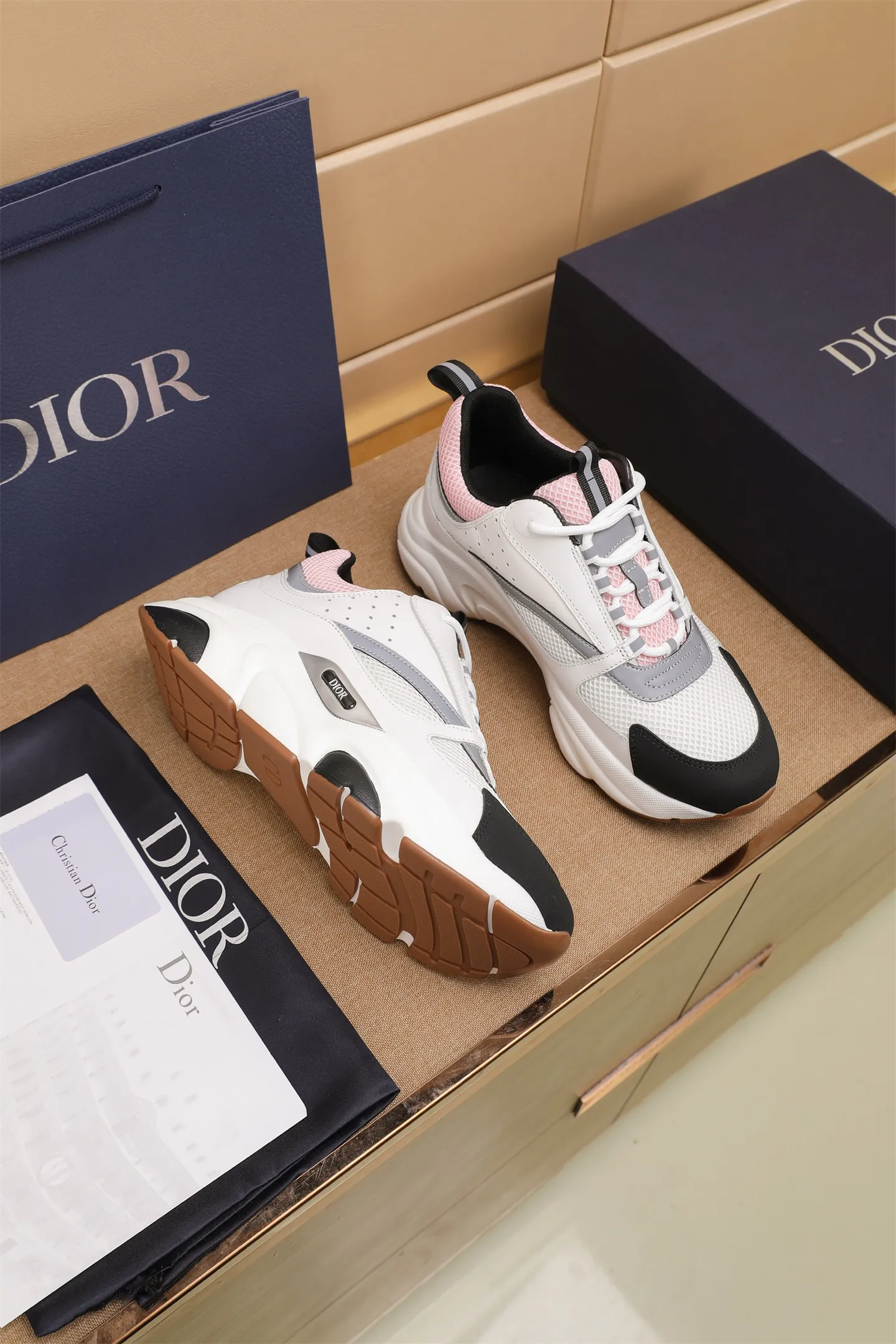 Factory price: 460💰Dior’s top version of D’s b22 men’s sports shoes. Inspired by retro running styles, the chunky low-top silhouette features gray calf leather and blue and white mesh fabric uppers, atop a black, white and blue engraved rubber sole. Nylon ribbon accents the blue mesh tongue and heel counter, and a "dio~" logo appears on the side. Pair it with a suit for a striking contrast and add a sportswear-chic edge to your look. The thick sole can be about 4cm~ Size: 38-45, [46, 47 customized]